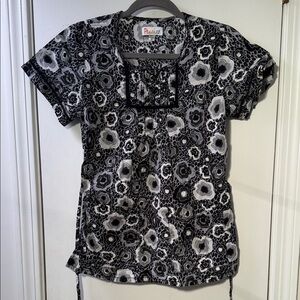 Peaches Uniforms Scrub Top